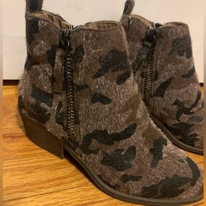 NEW - Faux Fur - Camo Boots - Size: 9.5